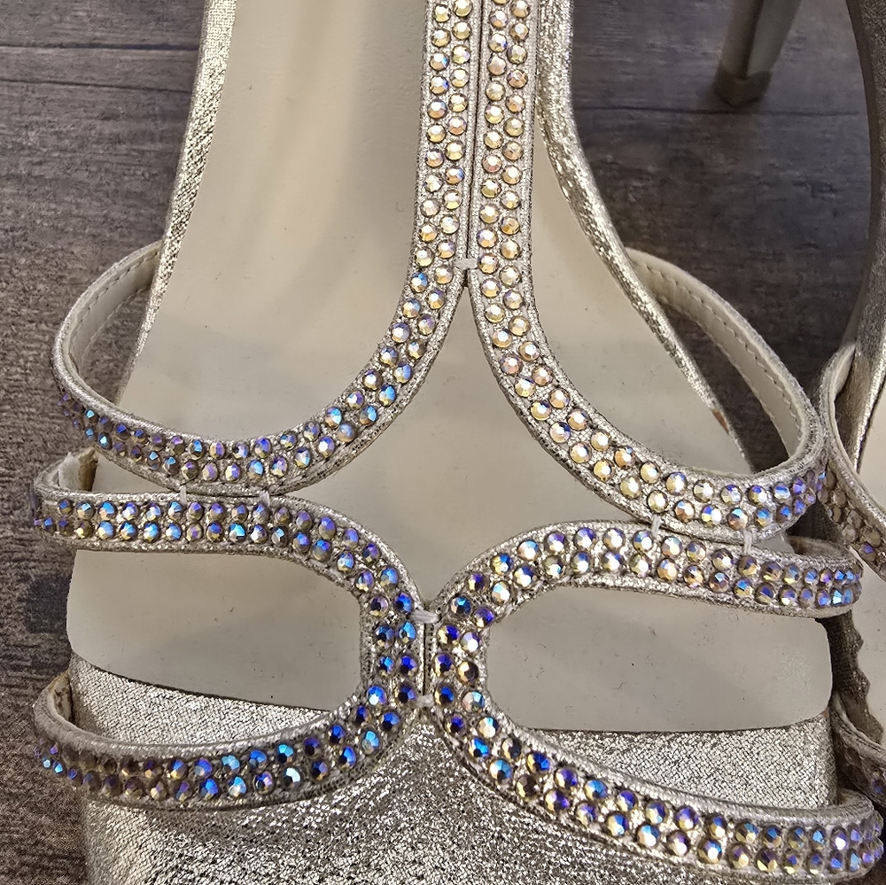 Le Chateau Elegant Gold Shimmered Color Strappy Women's Shoes